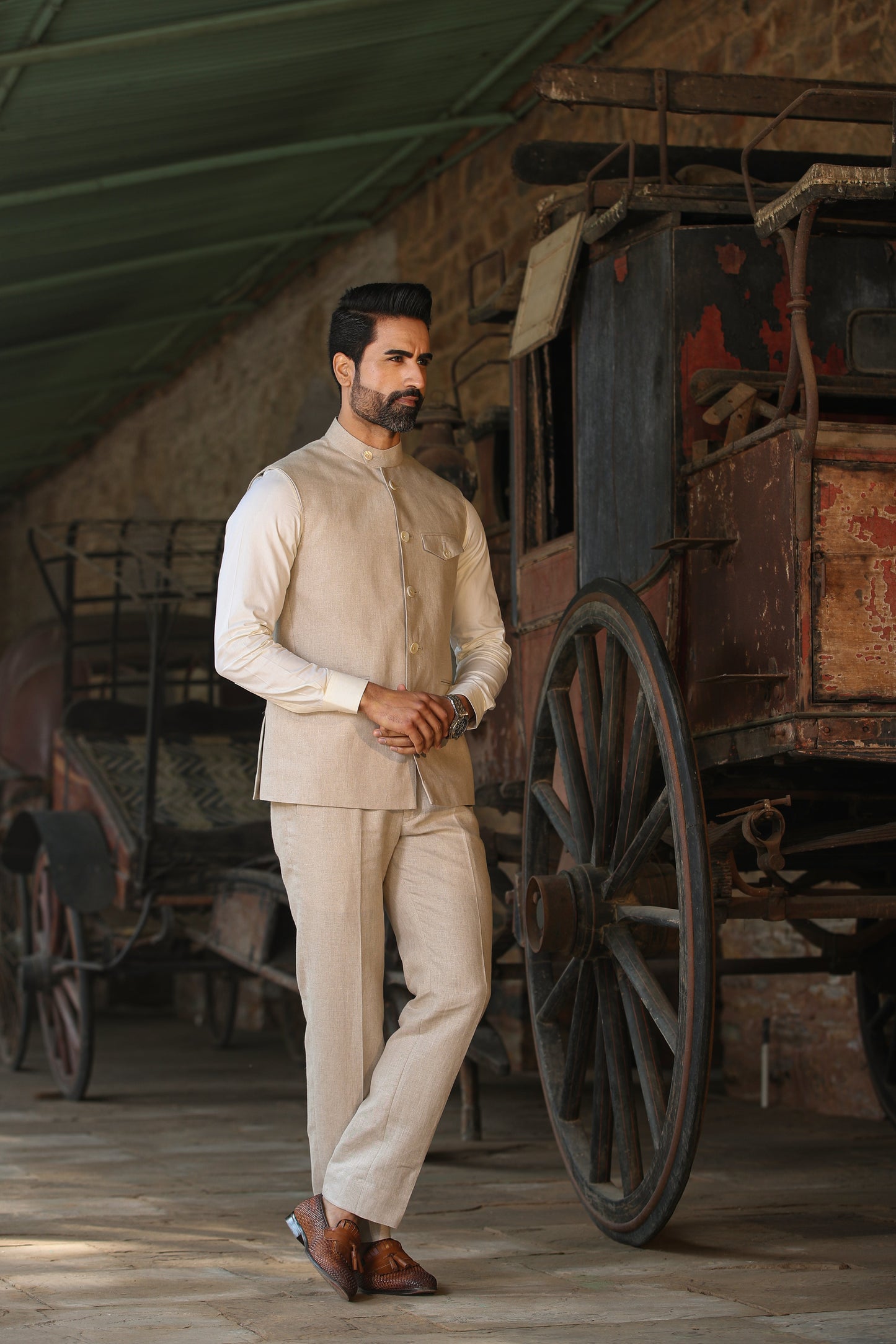 Beige Buttoned Collar Bandi Set