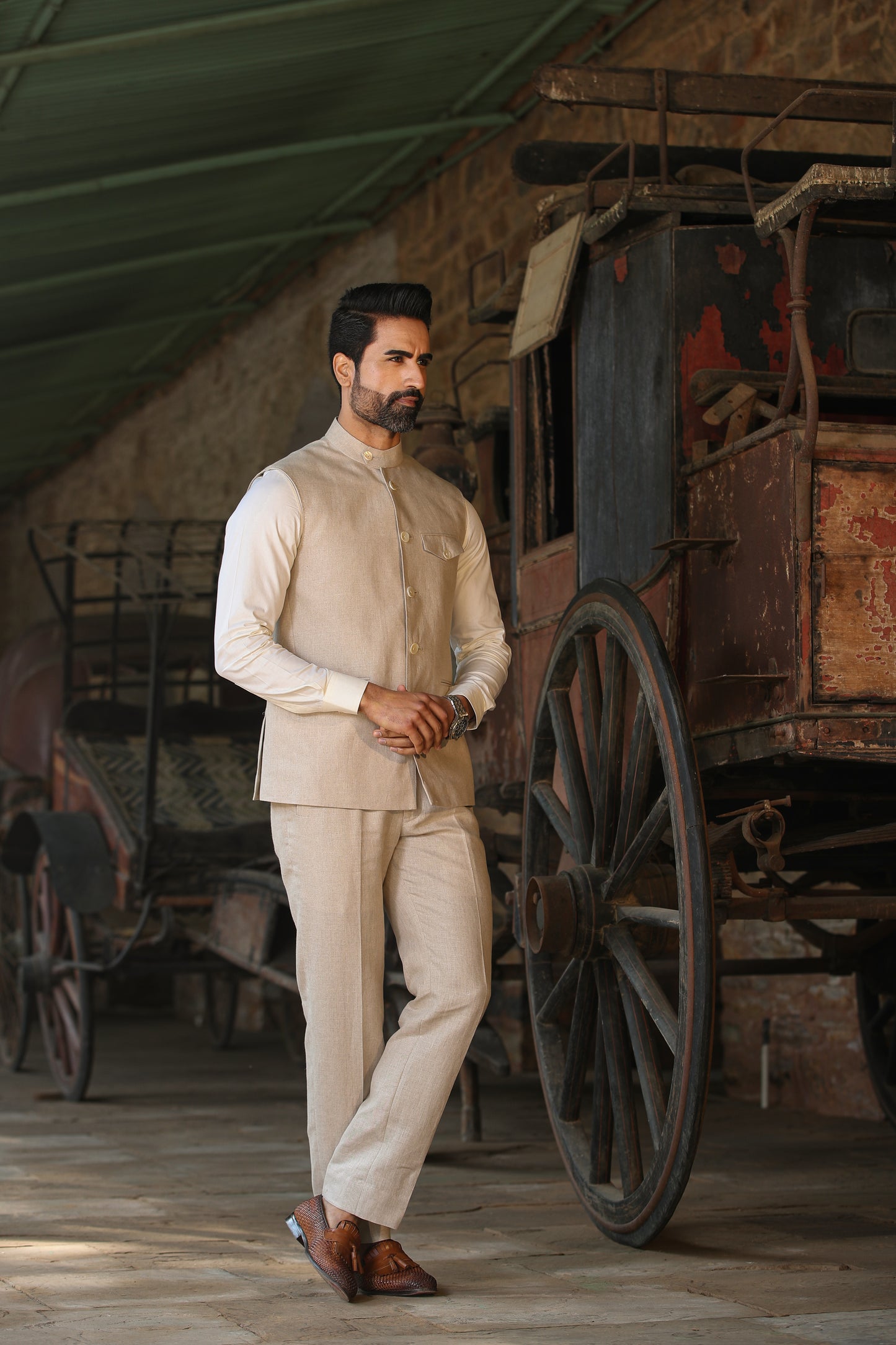 Beige Buttoned Collar Bandi Set